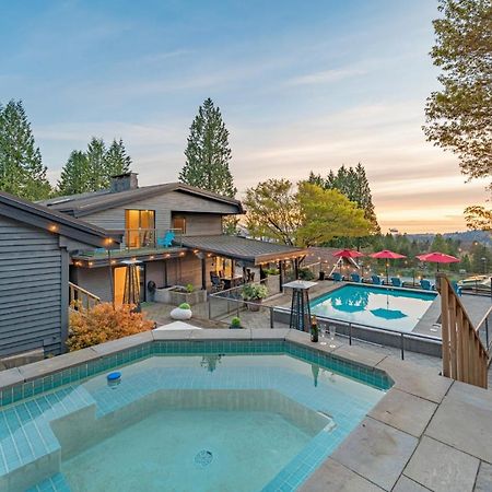 Grouse Cheerful Large Private Bedroom, Bath, Shared Deck, Pool, Hot Tub North Vancouver Esterno foto