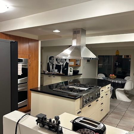 Grouse Cheerful Large Private Bedroom, Bath, Shared Deck, Pool, Hot Tub North Vancouver Esterno foto