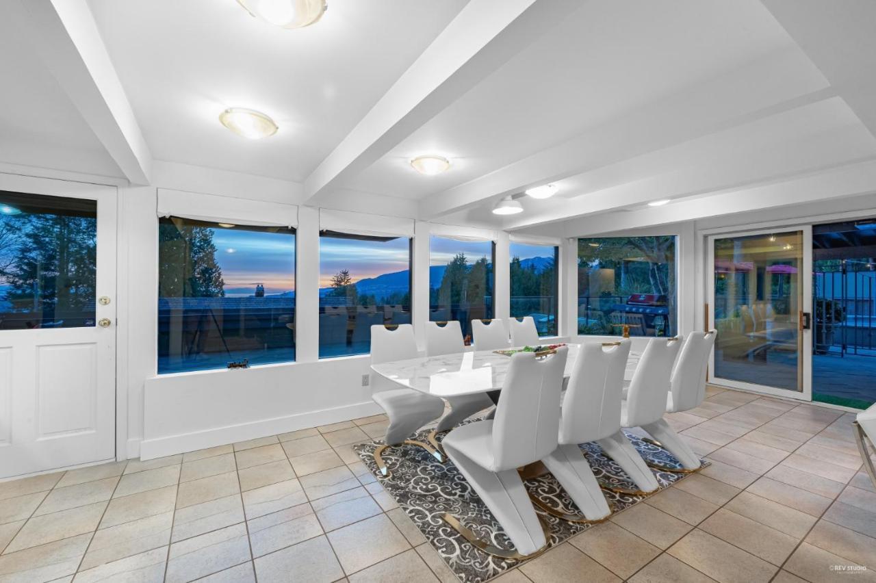 Grouse Cheerful Large Private Bedroom, Bath, Shared Deck, Pool, Hot Tub North Vancouver Esterno foto