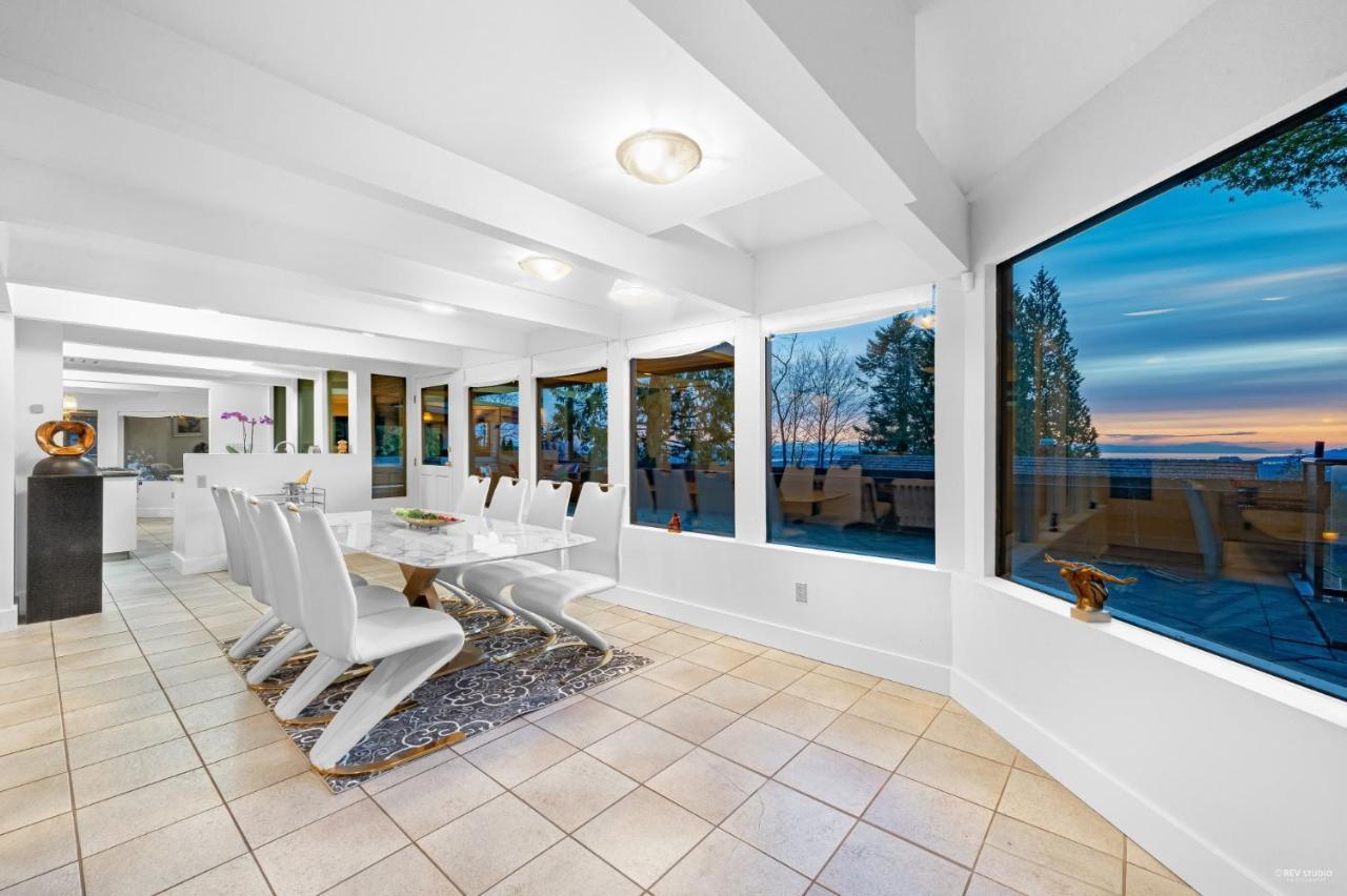 Grouse Cheerful Large Private Bedroom, Bath, Shared Deck, Pool, Hot Tub North Vancouver Esterno foto