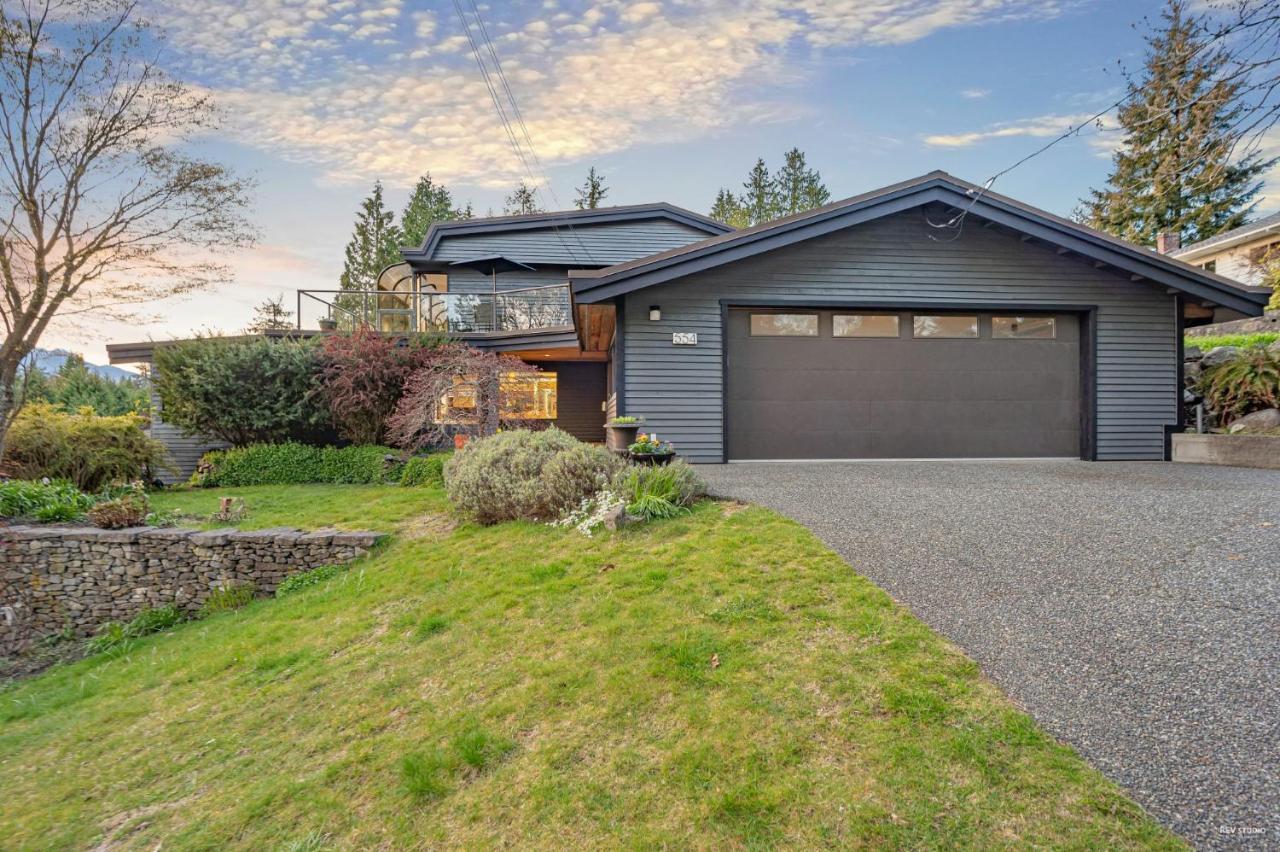 Grouse Cheerful Large Private Bedroom, Bath, Shared Deck, Pool, Hot Tub North Vancouver Esterno foto