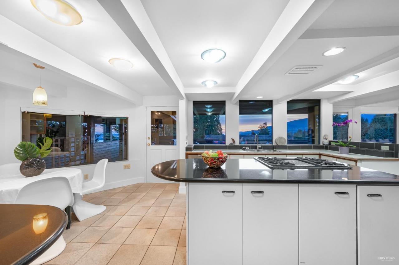Grouse Cheerful Large Private Bedroom, Bath, Shared Deck, Pool, Hot Tub North Vancouver Esterno foto