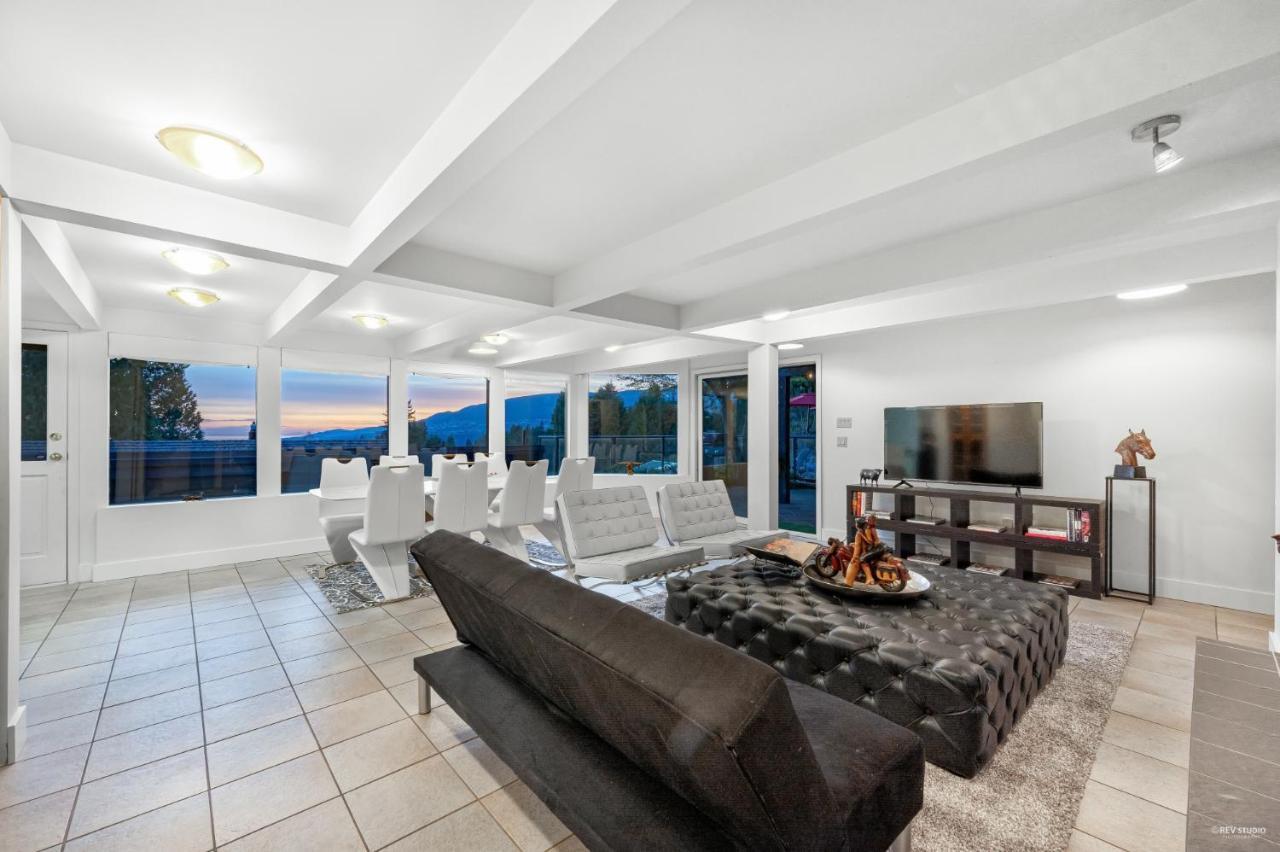 Grouse Cheerful Large Private Bedroom, Bath, Shared Deck, Pool, Hot Tub North Vancouver Esterno foto
