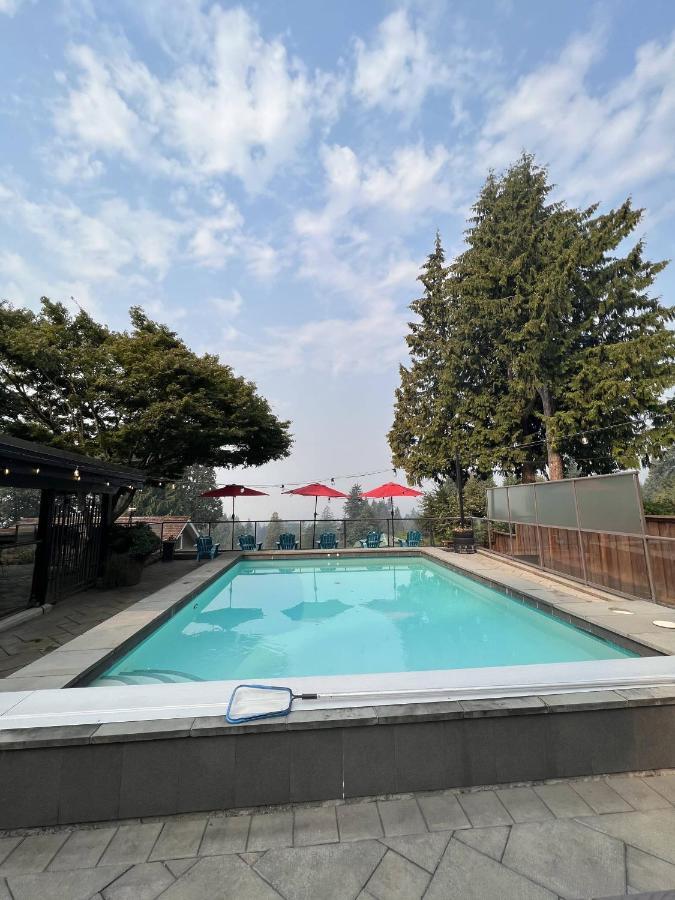 Grouse Cheerful Large Private Bedroom, Bath, Shared Deck, Pool, Hot Tub North Vancouver Esterno foto