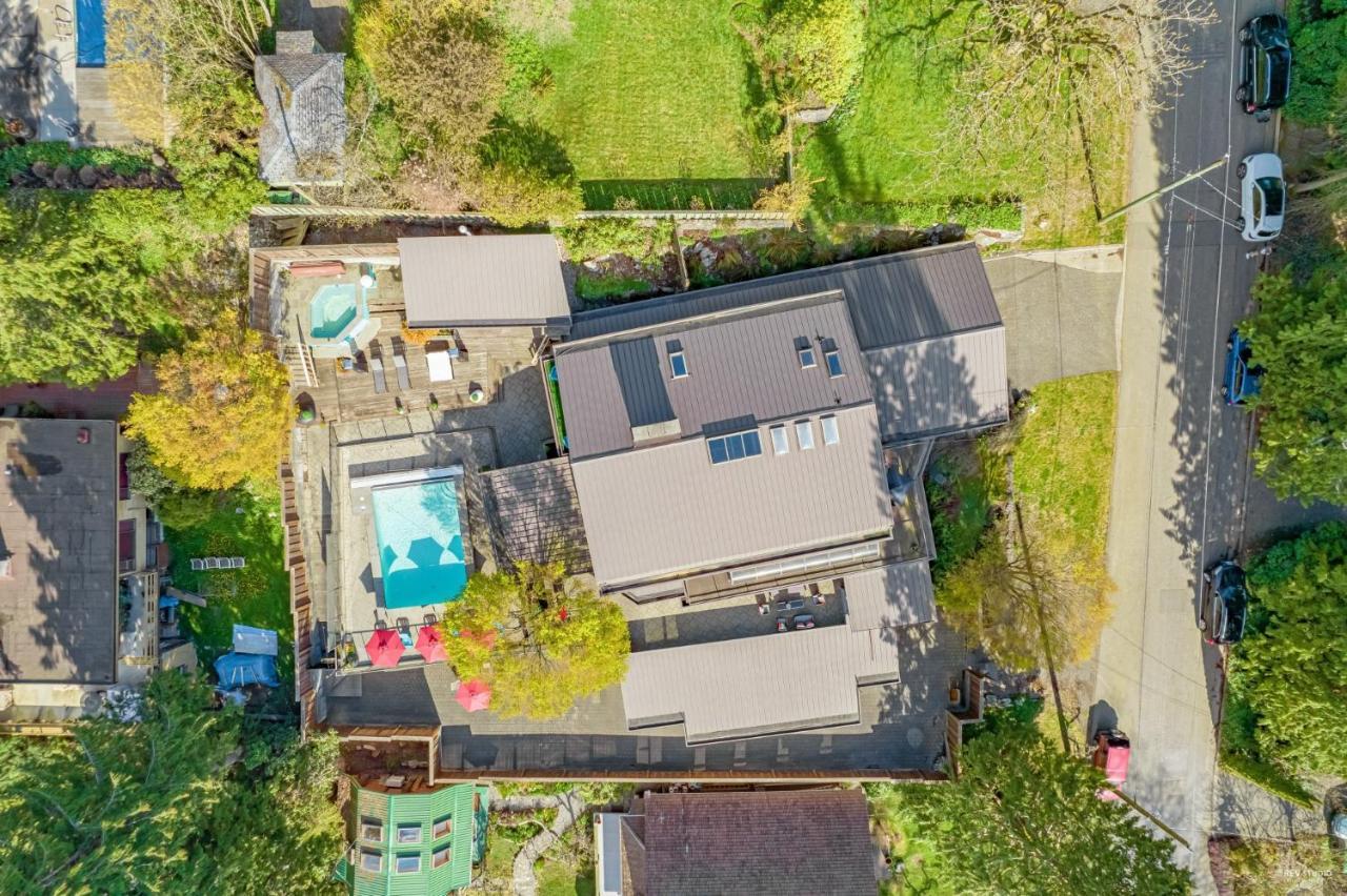 Grouse Cheerful Large Private Bedroom, Bath, Shared Deck, Pool, Hot Tub North Vancouver Esterno foto