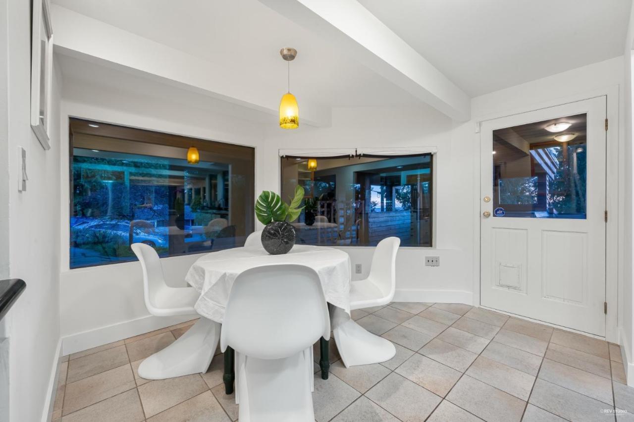 Grouse Cheerful Large Private Bedroom, Bath, Shared Deck, Pool, Hot Tub North Vancouver Esterno foto