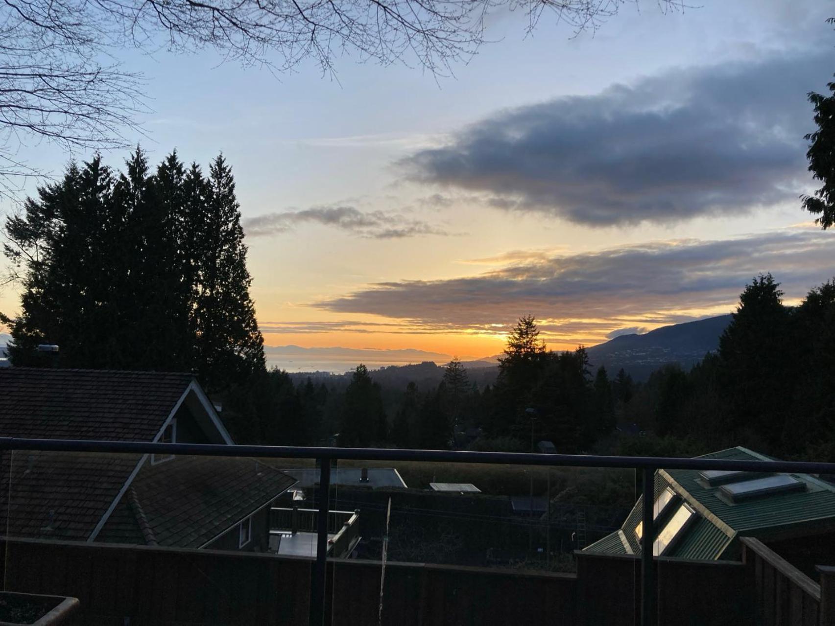 Grouse Cheerful Large Private Bedroom, Bath, Shared Deck, Pool, Hot Tub North Vancouver Esterno foto