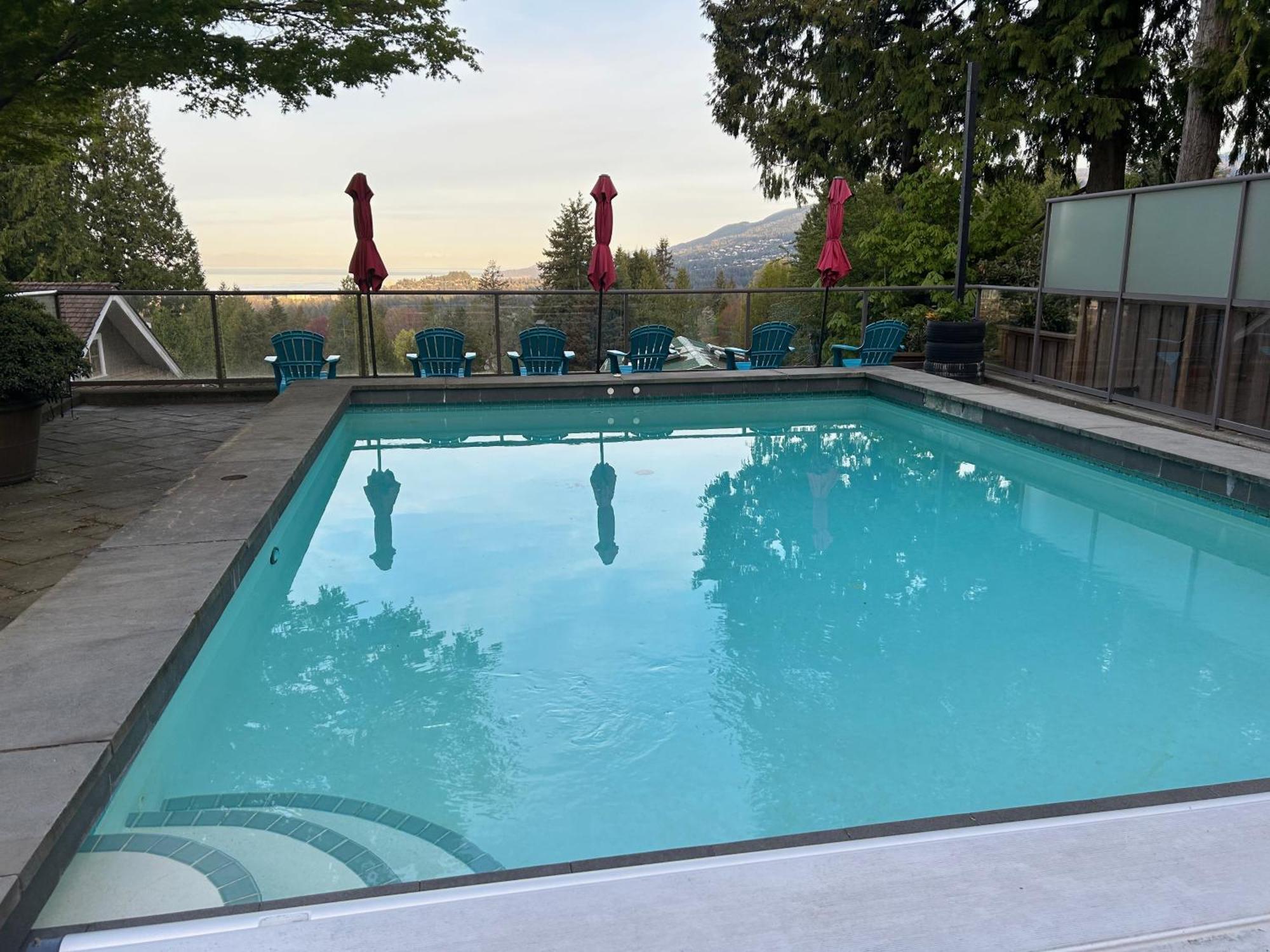 Grouse Cheerful Large Private Bedroom, Bath, Shared Deck, Pool, Hot Tub North Vancouver Esterno foto