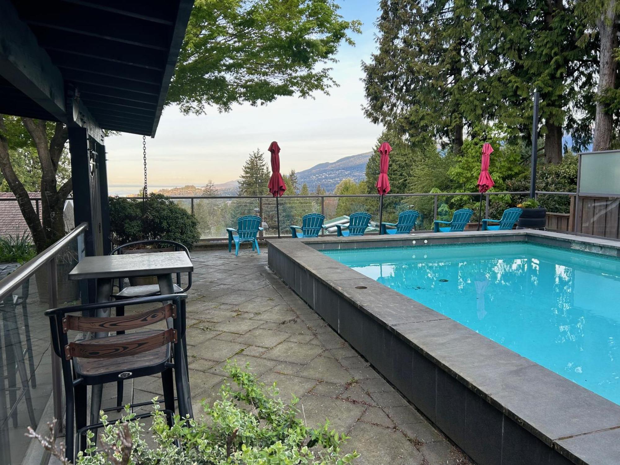 Grouse Cheerful Large Private Bedroom, Bath, Shared Deck, Pool, Hot Tub North Vancouver Esterno foto