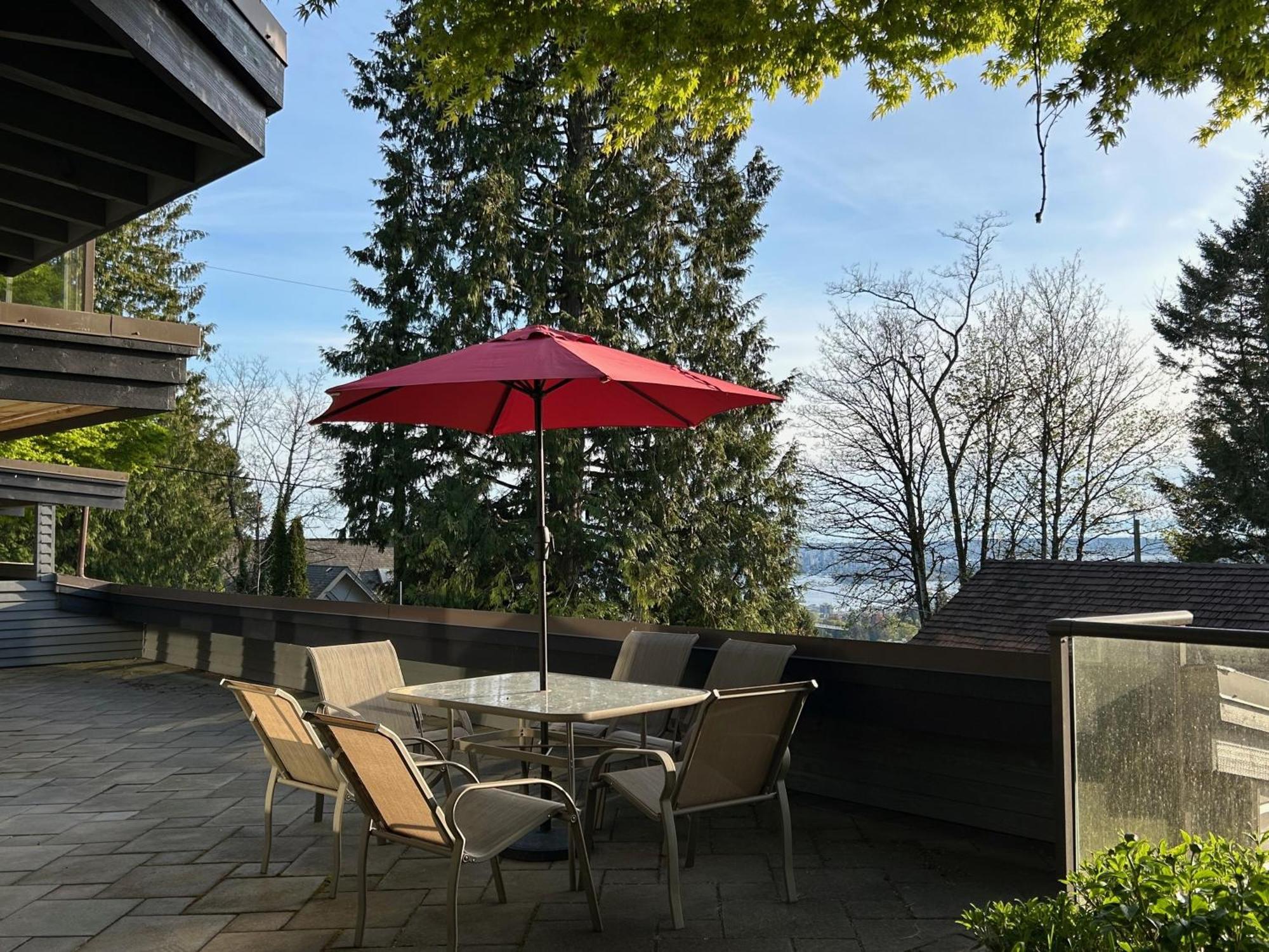Grouse Cheerful Large Private Bedroom, Bath, Shared Deck, Pool, Hot Tub North Vancouver Esterno foto