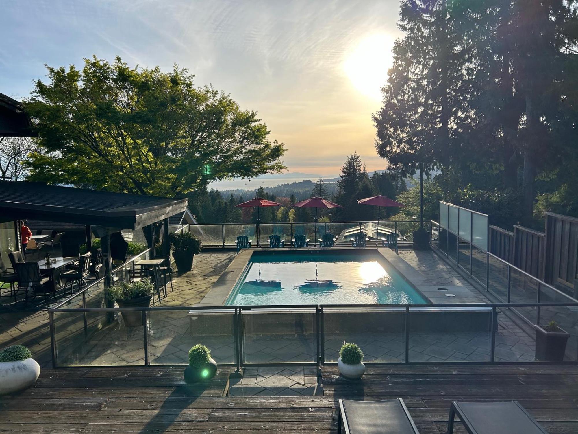 Grouse Cheerful Large Private Bedroom, Bath, Shared Deck, Pool, Hot Tub North Vancouver Esterno foto