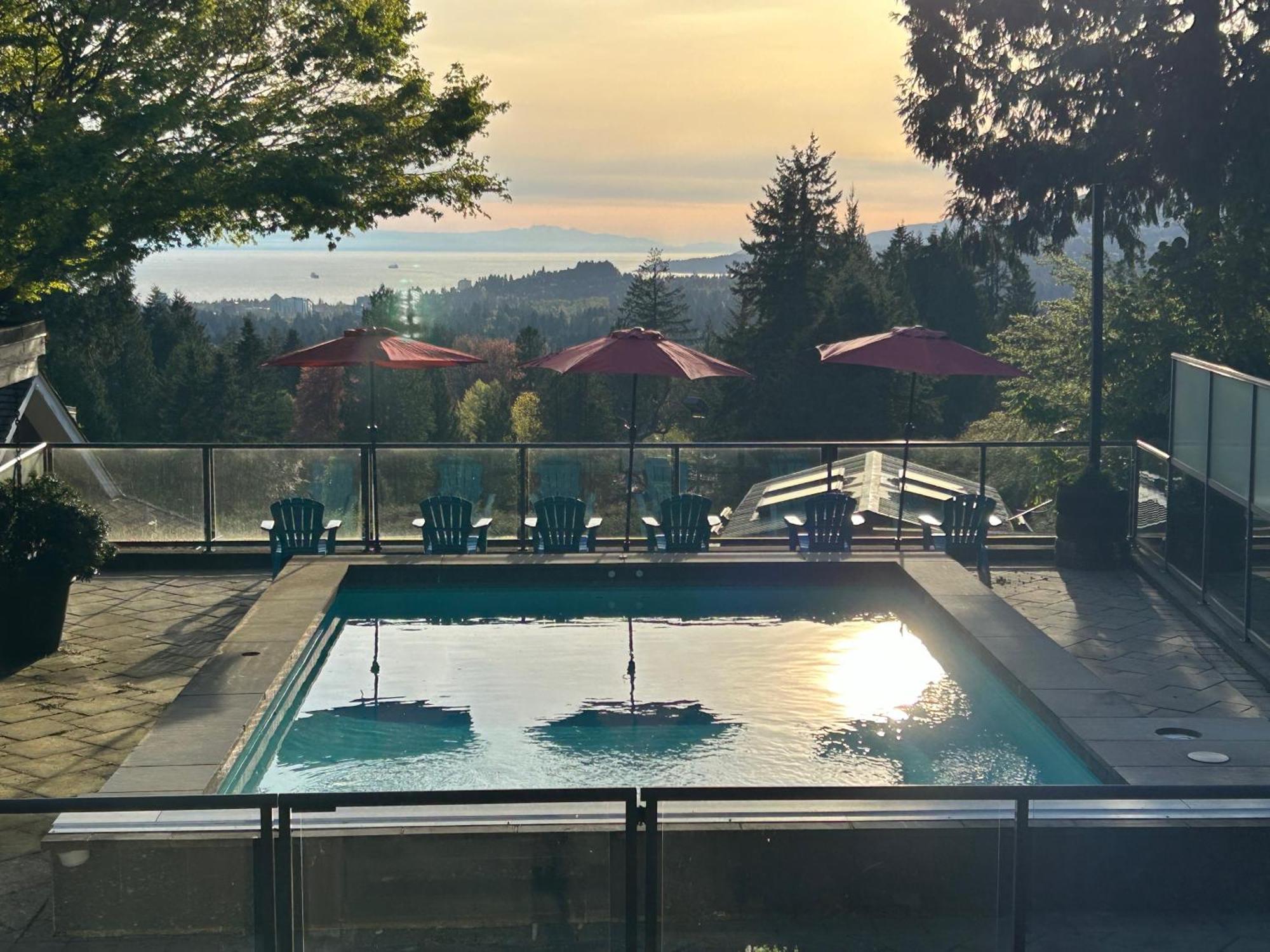Grouse Cheerful Large Private Bedroom, Bath, Shared Deck, Pool, Hot Tub North Vancouver Esterno foto