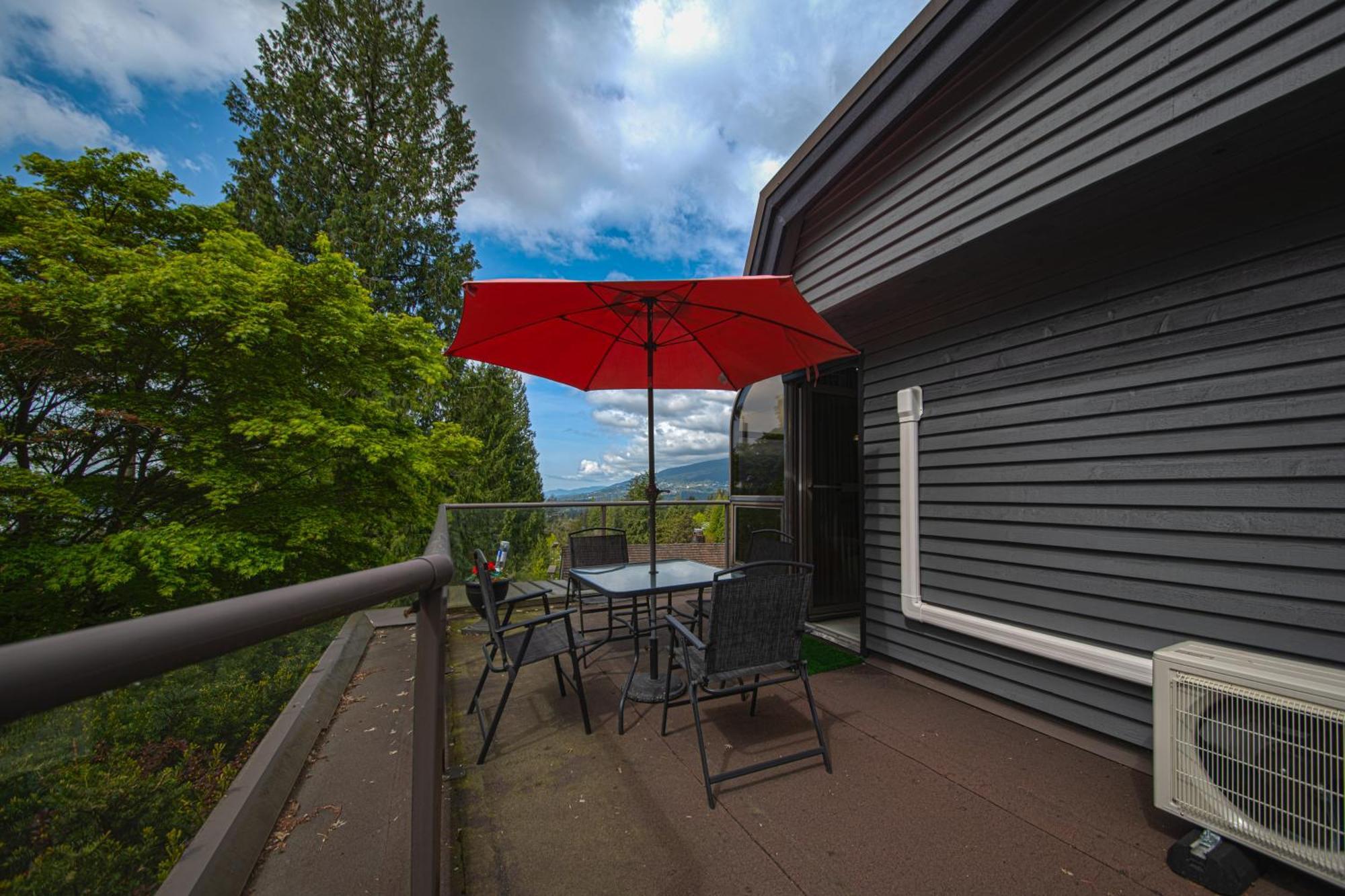 Grouse Cheerful Large Private Bedroom, Bath, Shared Deck, Pool, Hot Tub North Vancouver Esterno foto