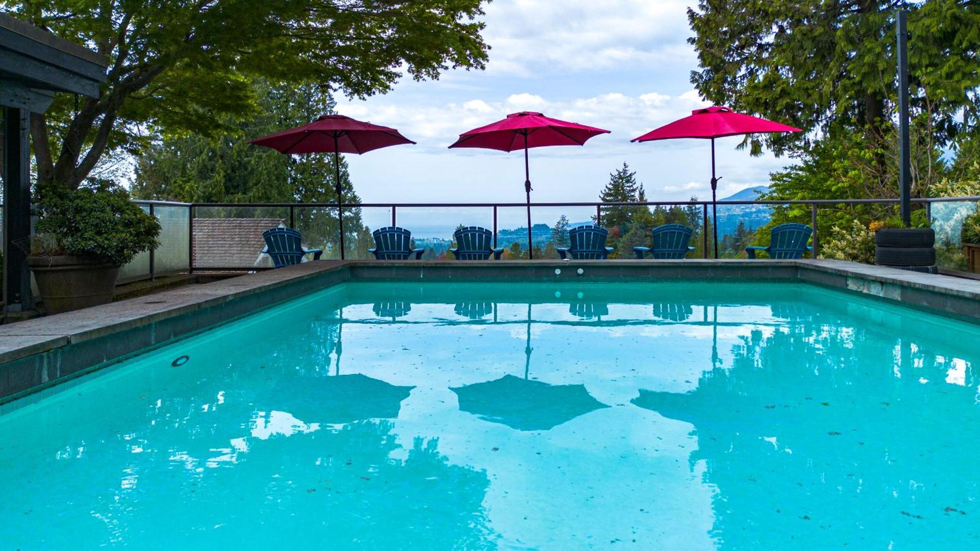 Grouse Cheerful Large Private Bedroom, Bath, Shared Deck, Pool, Hot Tub North Vancouver Esterno foto