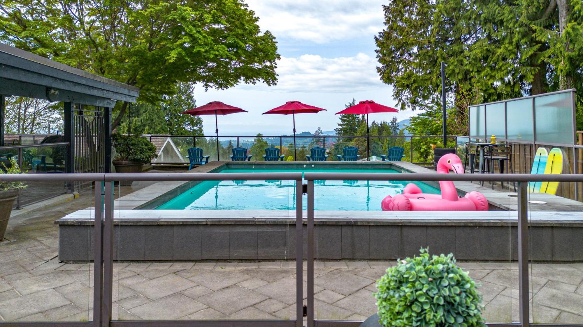 Grouse Cheerful Large Private Bedroom, Bath, Shared Deck, Pool, Hot Tub North Vancouver Esterno foto