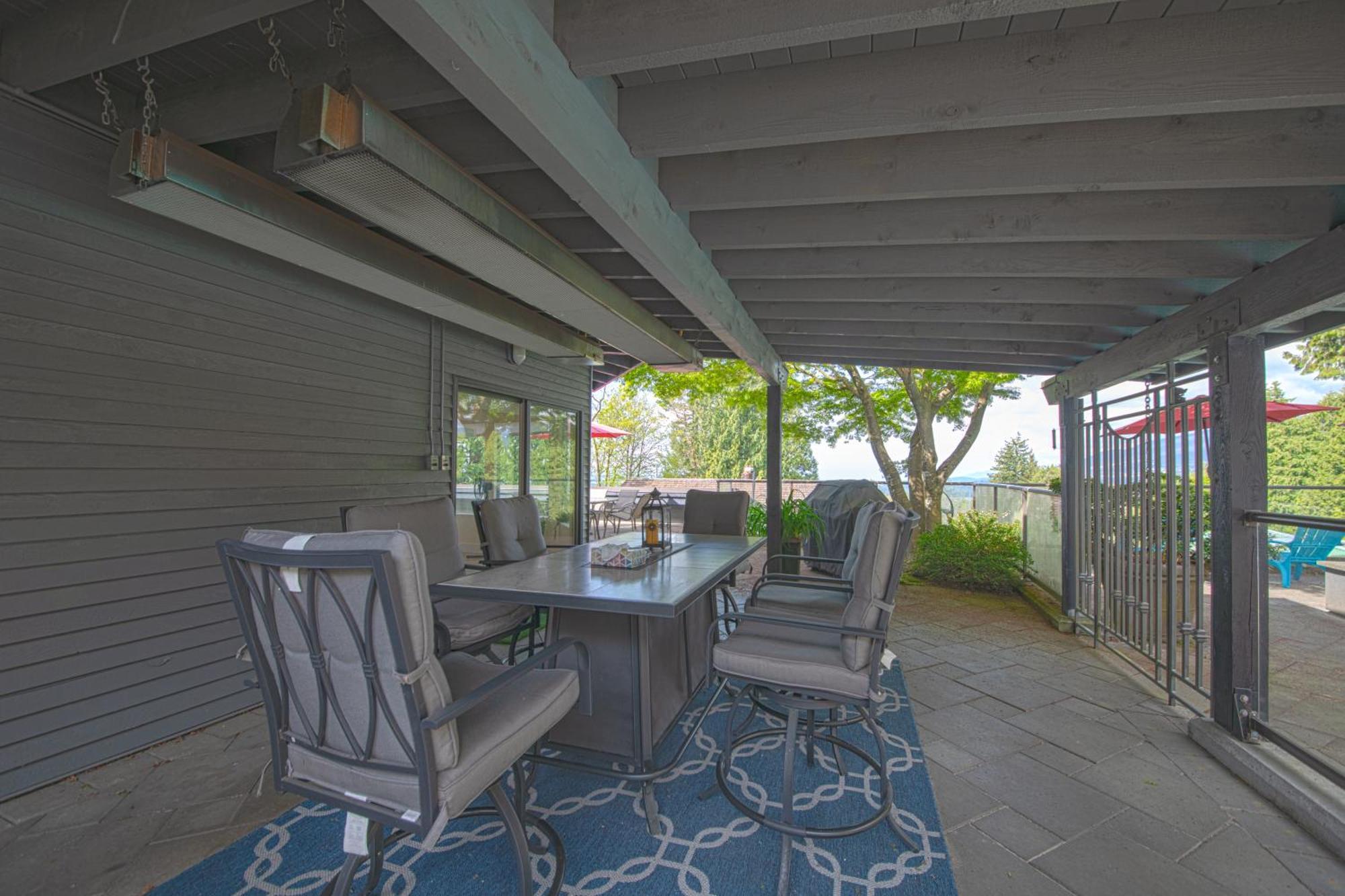 Grouse Cheerful Large Private Bedroom, Bath, Shared Deck, Pool, Hot Tub North Vancouver Esterno foto