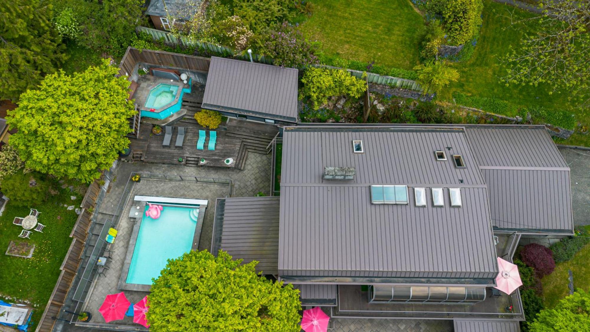 Grouse Cheerful Large Private Bedroom, Bath, Shared Deck, Pool, Hot Tub North Vancouver Esterno foto