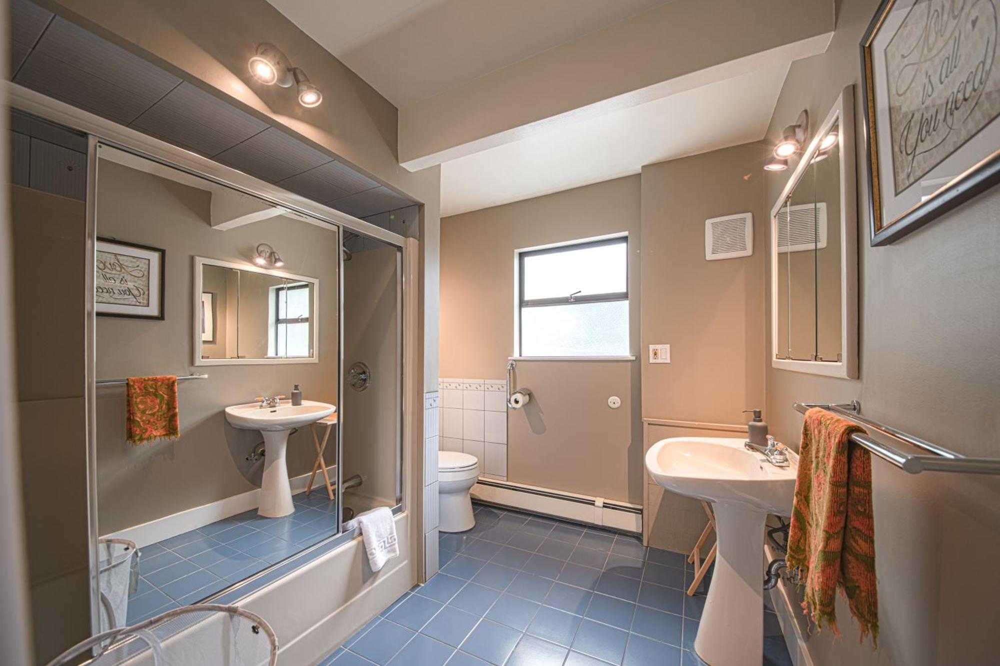 Grouse Cheerful Large Private Bedroom, Bath, Shared Deck, Pool, Hot Tub North Vancouver Esterno foto
