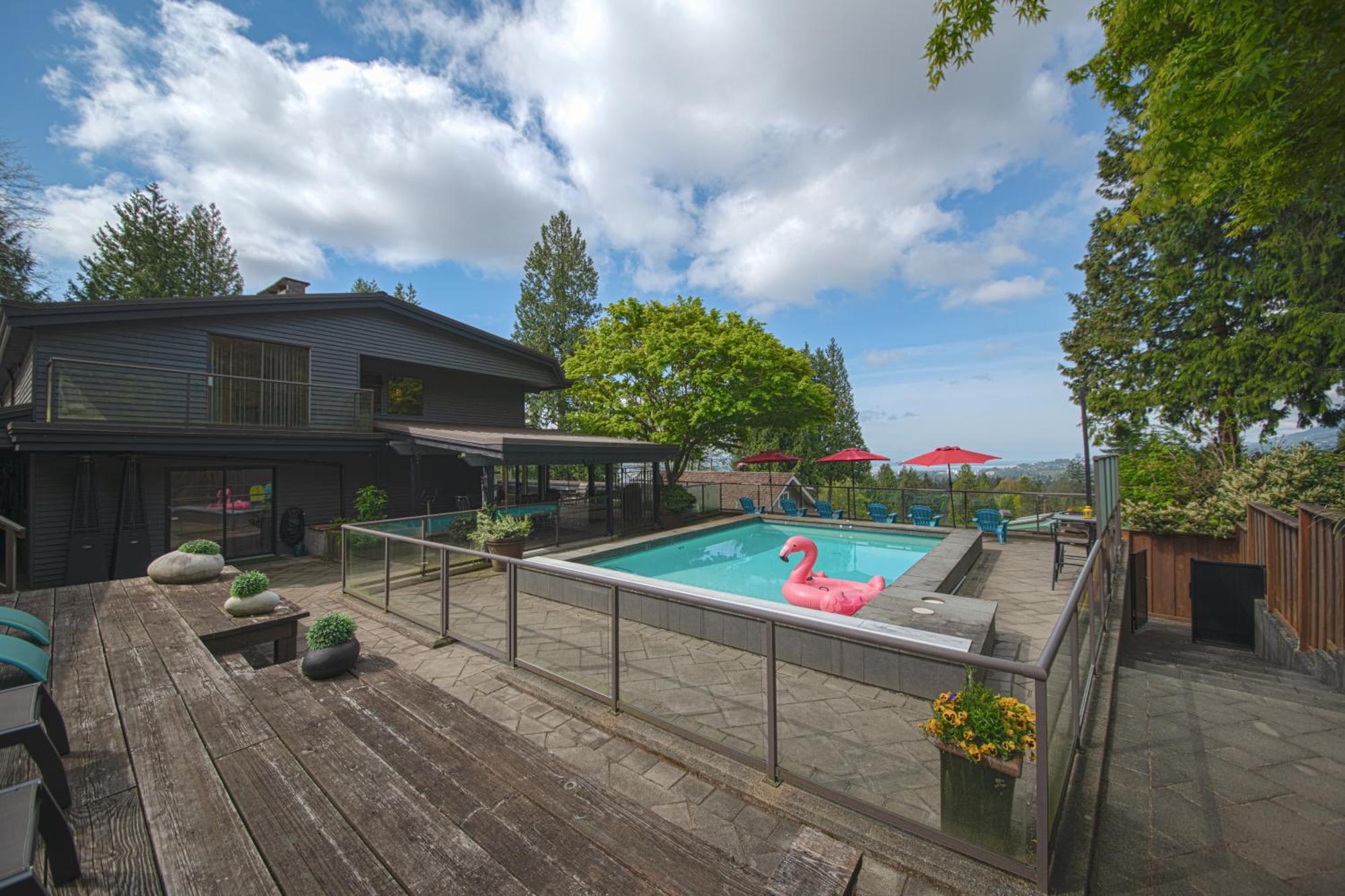 Grouse Cheerful Large Private Bedroom, Bath, Shared Deck, Pool, Hot Tub North Vancouver Esterno foto