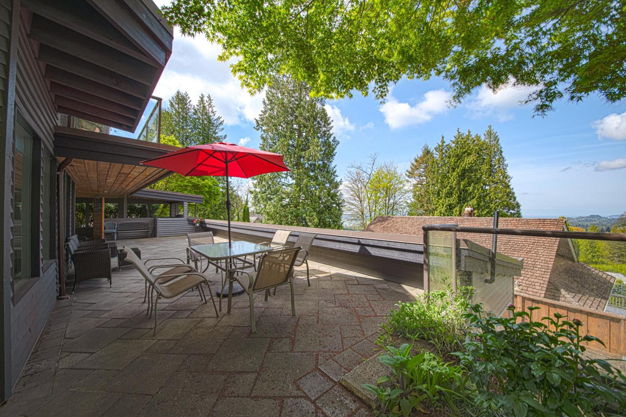 Grouse Cheerful Large Private Bedroom, Bath, Shared Deck, Pool, Hot Tub North Vancouver Esterno foto